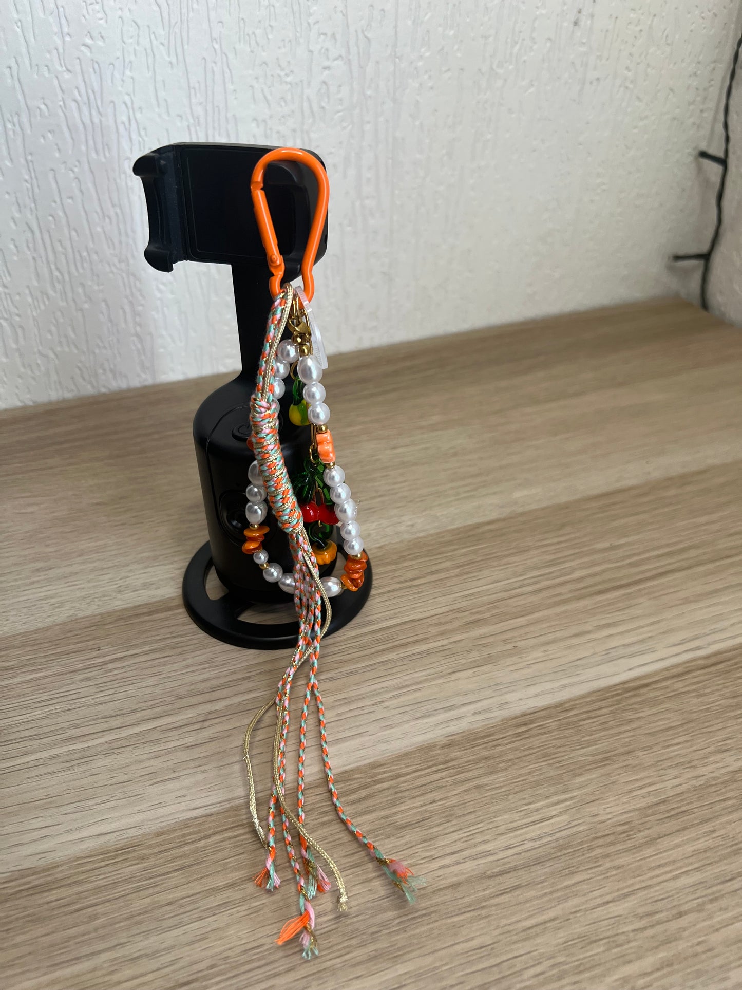 Grigri de sac alias bijoux de sac perle blanche orange -The Phénix Styles