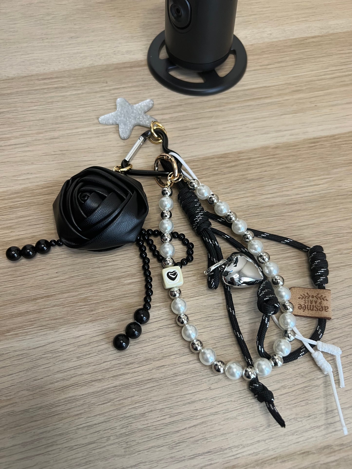 Grigri de sac alias bijoux de sac rose noir-The Phénix Styles