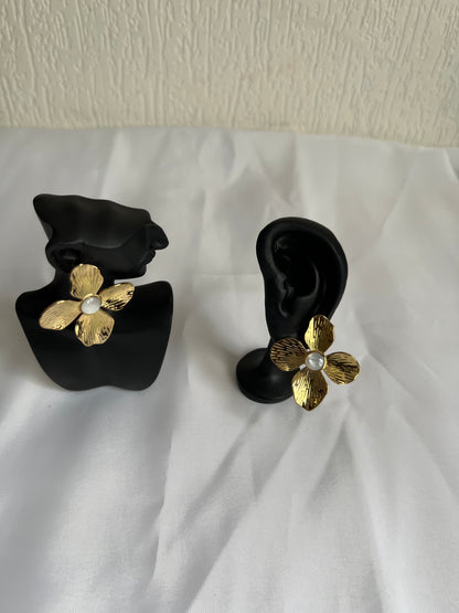 Boucle d’oreille FLEUR perle nacre blanche-Gold-The Phénix Styles