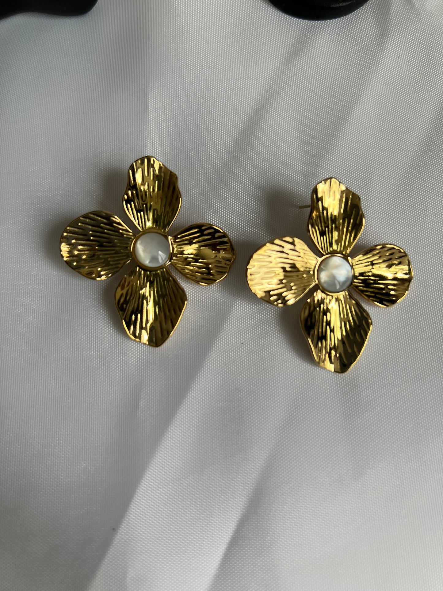 Boucle d’oreille FLEUR perle nacre blanche-Gold-The Phénix Styles