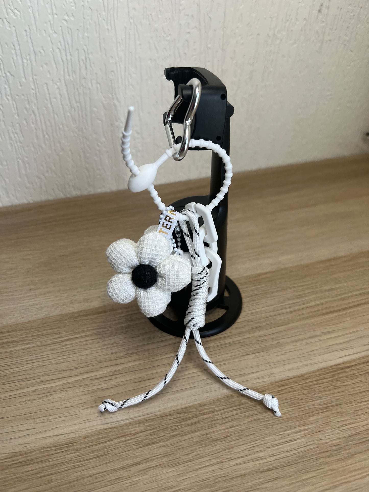 Grigri de sac alias bijoux de sac fleur blanche -The Phénix Styles