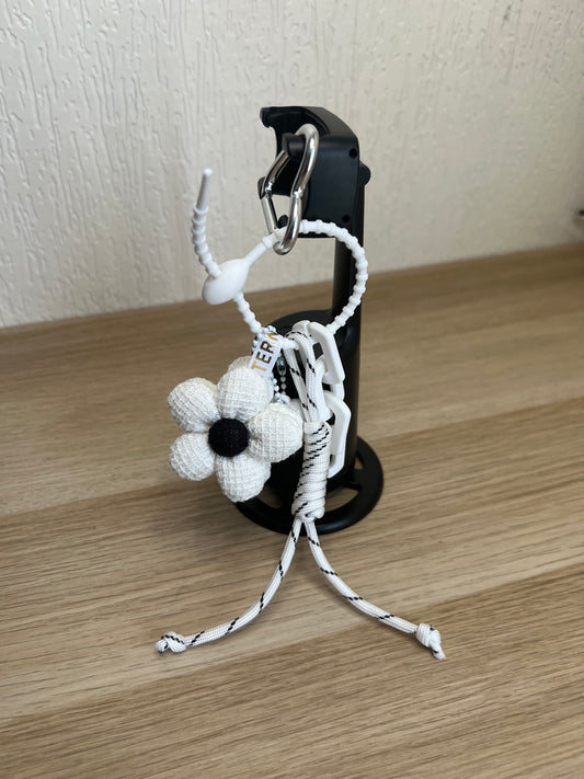 Grigri de sac alias bijoux de sac fleur blanche -The Phénix Styles